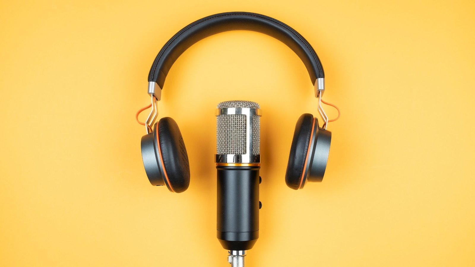 15 Best Podcasts for Freelancers (Plus 2 of My Top Picks!)